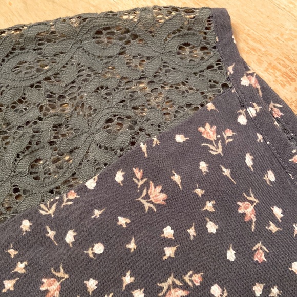 🌺 TCP Lace Shoulder Floral Print Blouse - Picture 3 of 8